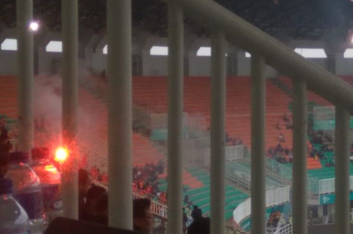 Sekelompok suporter timnas U-23 Vietnam menyalakan flare saat tim mereka tertinggal dari timnas U-23 Korsel pada partai semifinal sepak bola Asian Games 2018 di Stadion Pakansari, Kabupaten Bogor, Rabu (29/8/2018).