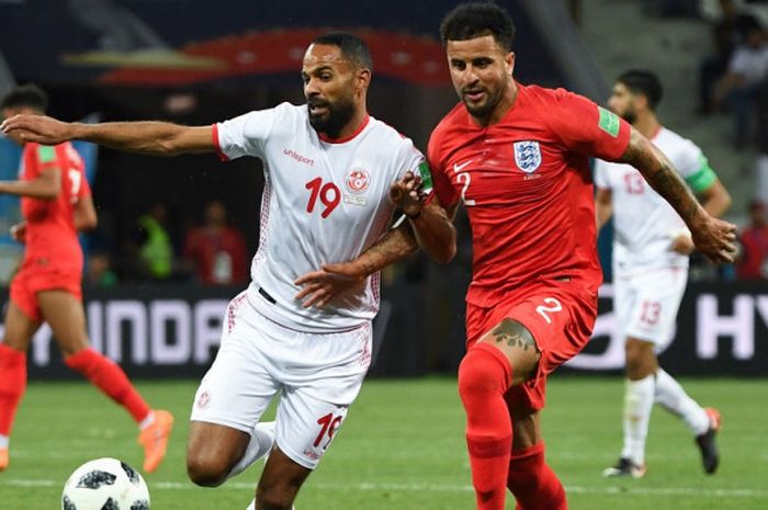 Bek tim nasional Inggris, Kyle Walker (kanan), saat berduel dengan penyerang timnas Tunisia, Saber Khalifa, dalam pertandingan Grup G Piala Dunia 2018 di Stadion Volgograd Arena, Volgograd, Rusia, pada Senin (18/6/2018).