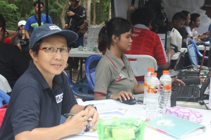 President Commissiare Panel yang ditujuk oleh UCI, Beatrice Alfred Lajawa, memantau jalannya perlombaan 76 Indonesia Downhill 2018 di Bukit Hijau Racetrack, Bantul, Yogyakarta (21/4/2018).