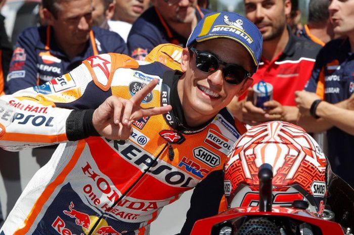 Selebrasi Marc Marquez (Repsol Honda) usai berhasil meraih pole position setelah menjalani sesi kualifikasi MotoGP Belanda 2018, Sabtu (30/6/2018).