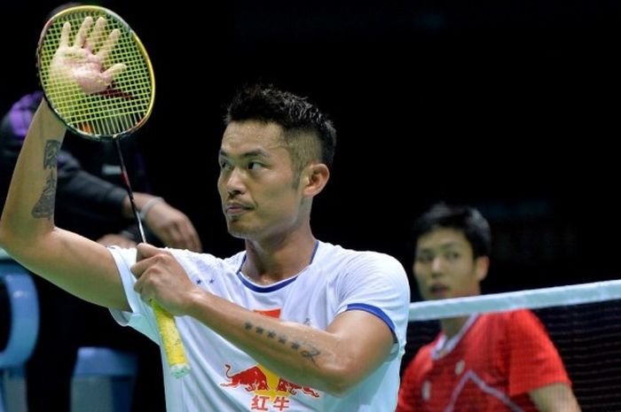 Pebulu tangkis tunggal putra China, Lin Dan, melakukan selebrasi setelah memenangi pertandingan atas Chou Tien Chen (Taiwan) pada babak perempat final Kejuaraan Asia di Wuhan Sports Center Gymnasium, Wuhan, China, Jumat (28/4/2017). Lin menang 21-14, 21-12.