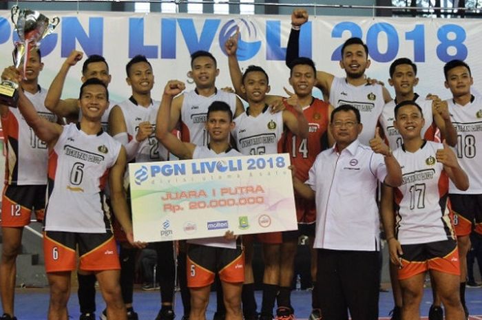 Tim putra TNI AL berpose setelah memastikan diri sebagai juara Livoli Divisi 1 di GOR Dimyati, Tangerang, Minggu (18/11/2018).