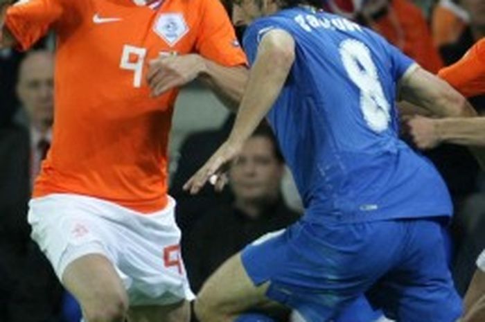 Gennaro Gattuso berebut bola dengan Ruud van Nistelrooy dalam pertandingan fase grup Euro antara Belanda versus Italia, 9 Juni 2008.