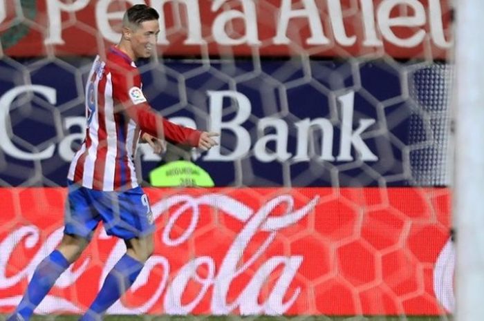 Striker Atletico Madrid, Fernando Torres, melakukan selebrasi setelah mencetak gol ke gawang Deportivo Leganes SAD dalam pertandingan La Liga di Stadion Vicente Calderon, Madrid, Sabtu (4/2/2017).