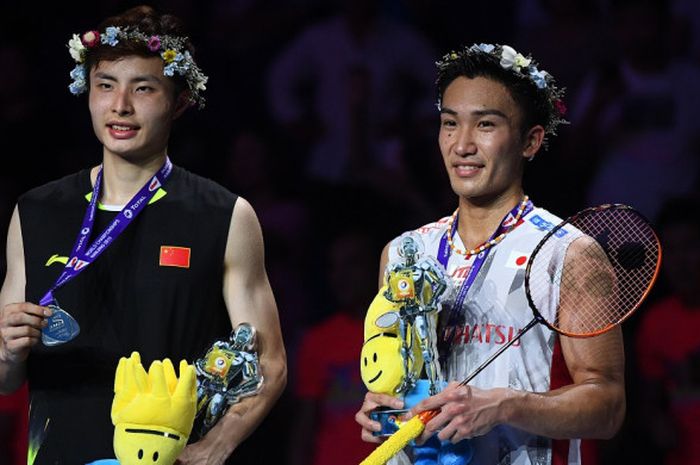 Pebulu tangkis tunggal putra Jepang, Kento Momota (kanan) berpose bersama Shi Yuqi (China) di podium Kejuaraan Dunia 2018. Momota menjadi kampiun setelah mengalahkan Shi dengan skor 21-11, 21-13 di Nanjing Olympic Sports Centre, Nanjing, China, Minggu (5/8/2018).