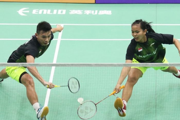 Pasangan ganda campuran Indonesia, Rinov Rivaldy/Siti Fadia Silva Ramadhanti, saat menjalani pertandingan melawan wakil Korea Selatan, Sung Seung-na/Ah Yeong-seong, pada partai kesatu babak final Kejuaraan Asia Junior di Jaya Raya Sports Hall Training Center, Jakarta, Selasa (25/7/2017). Rinov/Fadia menang dengan skor 21-19, 18-21, 23-21.