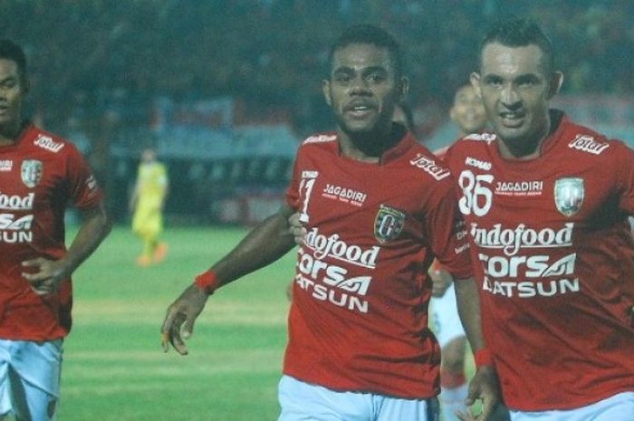 Penyerang Yabes Roni dan Silvio Escobar (86) merayakan gol tunggal Bali United ke gawang PS Polri di Stadion Kapten I Wayan Dipta, Gianyar, Minggu (27/3/2016). 