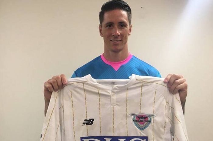 Fernando Torres bersama seragam barunya saat diperkenalkan klub Liga Jepang 1 2018, Sagan Tosu, 21 Juli 2018.