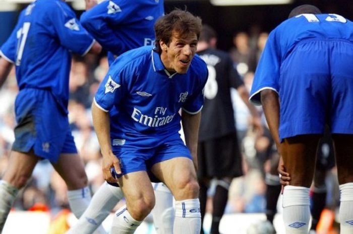 Striker Chelsea asli Italia, Gianfranco Zola (tengah), merayakan gol bersama William Gallas (kanan) usai mencetak gol ke gawang Everton di laga lanjutan Liga Inggris pada 21 April 2002.