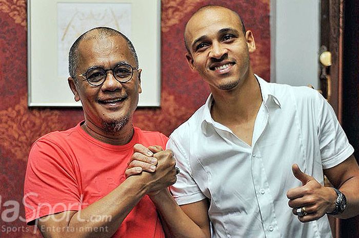 Manajer Madura United, Haruna Soemitro (kiri) bersalaman dengan Peter Odemwingie pada sesi konfrensi pers di salah satu Rumah Makan di Surabaya, Jawa Timur, Kamis (26/07/2018) siang.