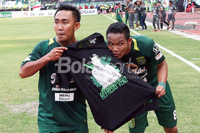 Rendi Irwan (kiri) dan Oktafianus Fernando melakukan selebrasi dengan memperlihatkan kaos bergambar 