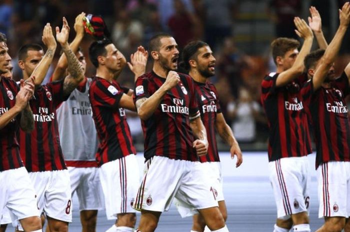 Para pemain AC Milan merayakan kemenangan mereka atas Cagliari dalam laga Liga Italia di San Siro, 27 Agustus 2017.