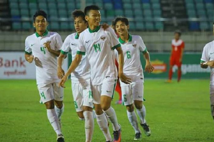 Feby Eka Putra merayakan golnya ke gawang Filipina bersama rekan-rekannya pada penyisihan Grup B Piala AFF U-19, Kamis (7/9/2017). Feby mencetak 3 gol dan Indonesia menang 9-0.