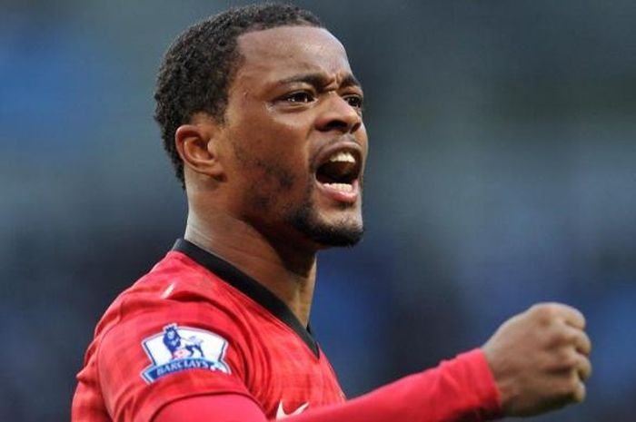 Patrice Evra saat masih berseragam Manchester United, ketika melakukan selebrasi gol yang dicetak rekan setimnya, Robin van Persie, dalam laga melawan Manchester City di Stadion Etihad, Minggu (9/12/2012).