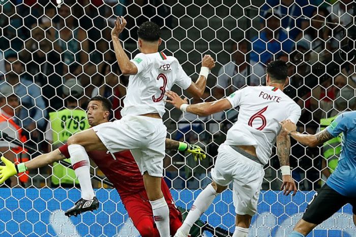 Momen saat bek Portugal, Pepe, berhasil menjebol gawang Uruguay yang dikawal kiper Fernando Muslera dalam laga babak 16 besar Piala Dunia 2018, 30 Juni 2018 di Fisht Stadium, Sochi.