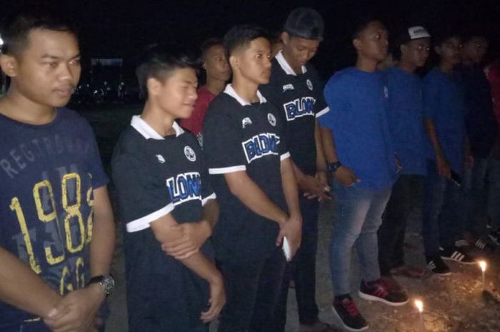 Aremania Sragen dan The Jak Mania Sragen menggelar doa bersama untuk korban Sragen Disaster di Pom Jatisumo, Rabu (19/12/2018).