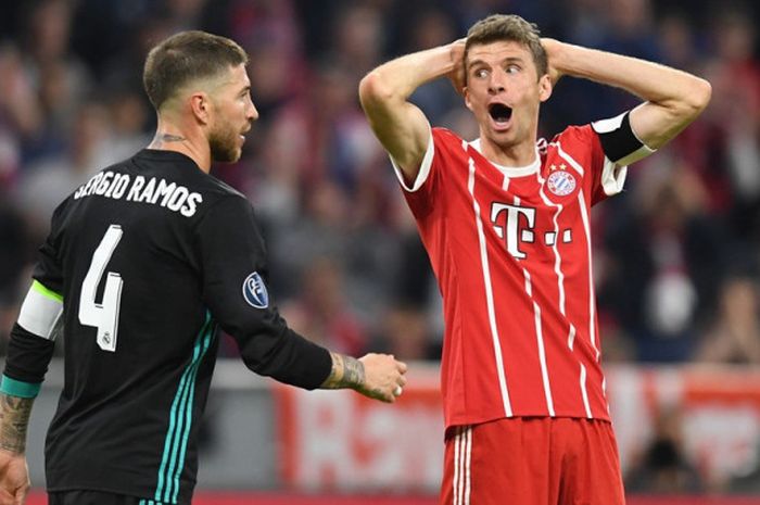 Ekspresi penyerang Bayern Muenchen, Thomas Mueller (kanan), dalam laga leg pertama semifinal Liga Champions kontra Real Madrid di Stadion Allianz Arena, Muenchen, Jerman pada 25 April 2018.