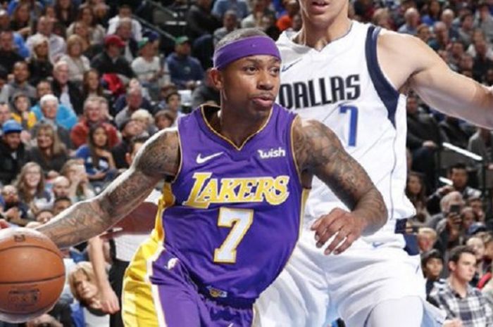 Isaiah Thomas (jersey ungu #7) saat menjalani laga debut bersama LA Lakers melawan Dallas Mavericks pada laga lanjutan NBA 2017/2018, Sabtu (10/2/2018) waktu Amerika Serikat.