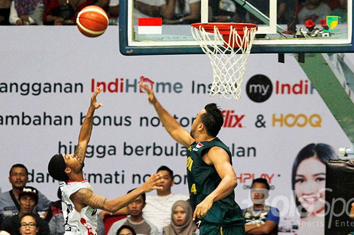 Pebasket Stapac Jakarta, Dominique Williams (kiri), berebut bola dengan  pebasket Pelita Jaya, Adhi Prasetyo Putra, dalam laga pamungkas Seri VI Indonesia Basketball (IBL) di GOR UNY, Yogyakarta, Minggu (28/1/2018).