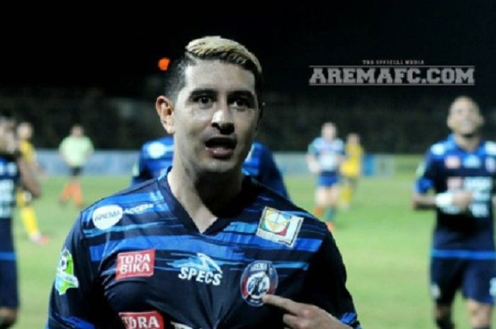 Esteban Vizcara berselebrasi usai mencetak gol kedua untuk keunggulan Arema FC 2-1 atas Barito Putera di Stadion 17 Mei, Banjarmasin, Rabu (23/8/2017)