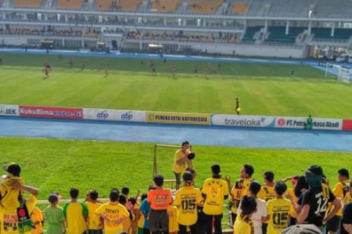 Suporter Mitra Kukar, Mitra Mania di laga kontra Persipura Jayapura, Jumat (13/10/17) di Stadion Aji Imbut, Tenggarong.