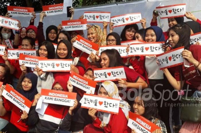 iKONIC Indonesia berfoto dan berkumpul bersama di Zona Bhin-Bhin sebelum masuk ke Stadion Utama Gelora Bung Karno untuk menyaksikan Closingnya Ceremony Asian Games 2018, Minggu (2/9/2018)