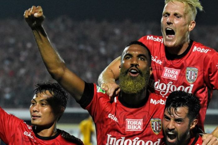 Selebrasi empat pemain Bali United: Dias Angga, Sylvano Comvalius, Nick van der Velden, dan Stefano Lilipaly (dari kiri ke kanan) seusai mencetak gol ke gawang Persela Lamongan pada lanjutan Liga 1 musim 2017 di Stadion Kapten I Wayan Dipta, Gianyar, Minggu (3/9/2017). 