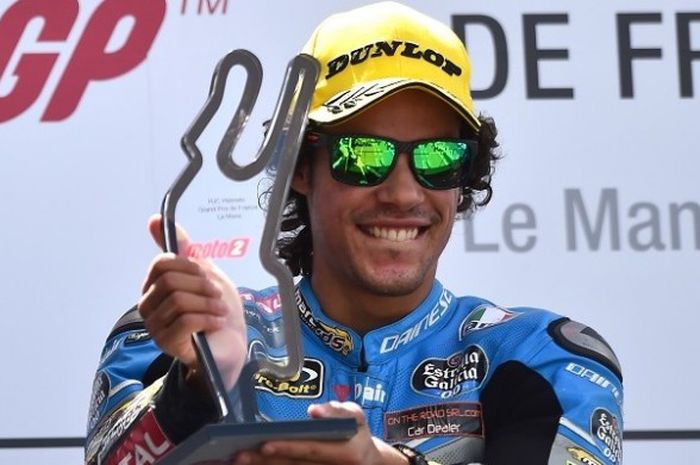 Pebalap EG 0,0 Mark VDS asal Italia, Franco Morbidelli, berpose dengan trofi yang didapat setelah finis pertama pada Moto2 Prancis di Sirkuit Le Mans, Minggu (21/5/2017).