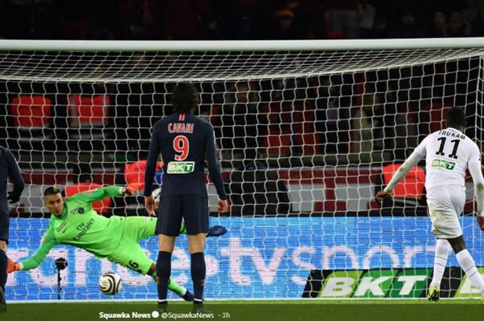 Marcus Thuram melepaskan tembakan penalti yang menjebol gawang PSG dalam partai Piala Liga Prancis di Parc des Princes, 9 Januari 2019.