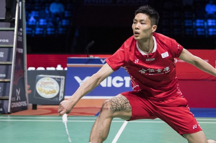 Pebulu tangkis tunggal putra Taiwan, Chou Tien Chen, mengembalikan kok ke arah Kento Momota (Jepang)