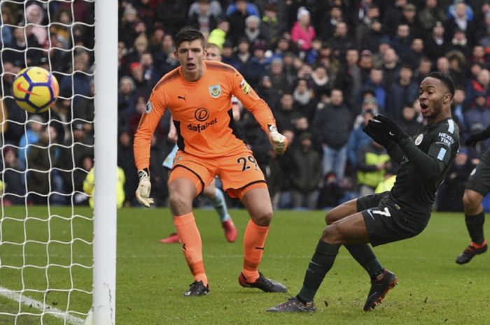 Gelandang serang Manchester City, Raheem Sterling (tengah), saat melewatkan salah satu peluang emas mencetak gol ke gawang Burnley pada laga Liga Inggris 2017-2018 di Stadion Turf Moor, Burnley, Inggris, pada Sabtu (3/2/2018).