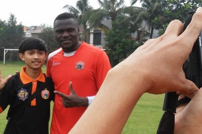 Sriker asal Kamerun, Pierre Boya diajak foto pendukung Persija usai latihan di Lapangan Villa 2000, Pamulang, Tangerang, Selasa (26/4/2016) pagi. 