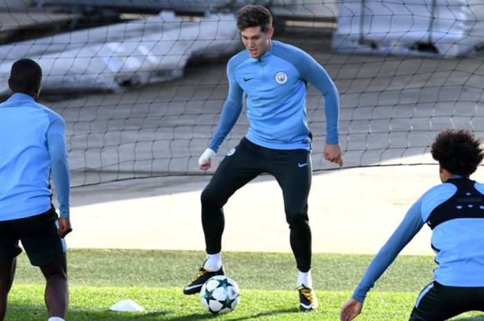 Bek Manchester City, John Stones (tengah), menjalani sesi latihan di City Football Academy, Manchester, Inggris, pada 16 Oktober 2017.