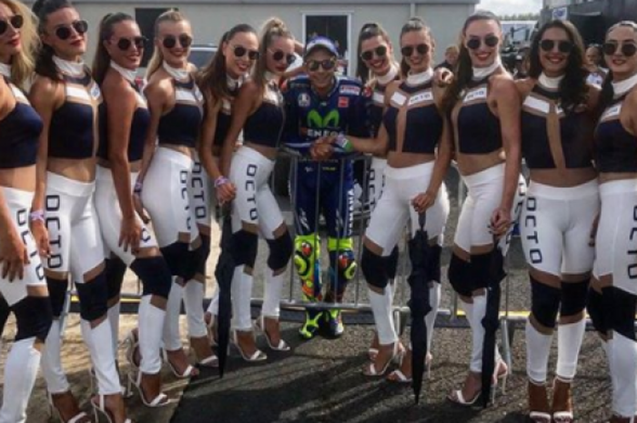 Valentino Rossi foto bersama Paddock girls sebelum race MotoGP Inggris 2017.