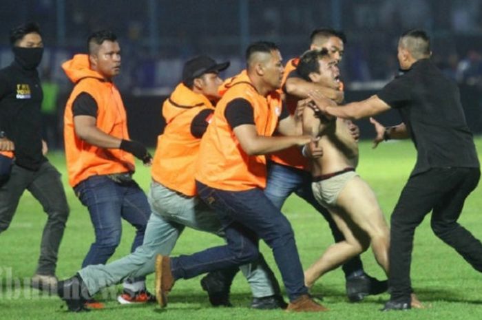   Oknum Aremania hanya mengenakan celana dalam masuk ke lapangan di laga Arema FC melawan Persib Bandung dalam Lanjutan Liga 1 di Stadion Kanjuruhan Kepanjen, Kabupaten Malang, Minggu (15/4/2018)  