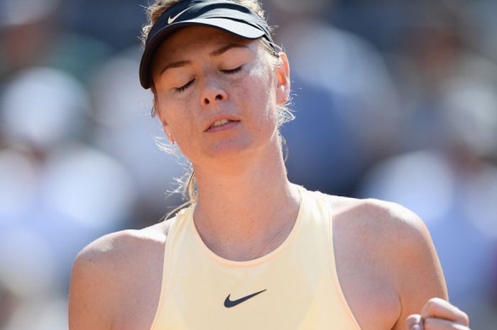 Petenis tunggal putri Rusia, Maria Sharapova, meluapkan ekspresi saat melakoni pertandingan perempat final turnamen Italian Open 2018 melawan Jelena Ostapenko (Latvia) di Foro Italico, Roma, Jumat (18/5/2018).