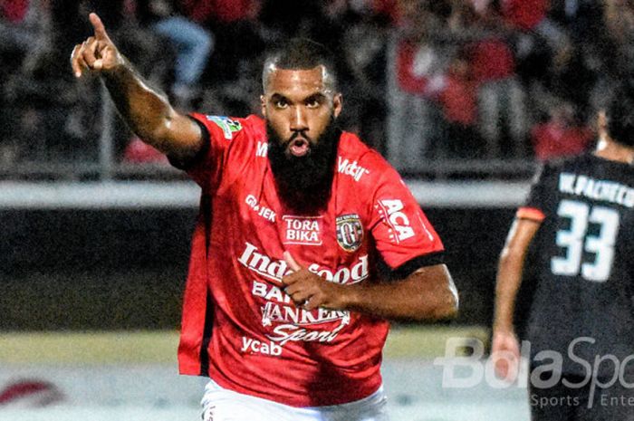 Ekspresi striker Bali United, Sylvano Comvalius setelah mencetak gol ke gawang Persija pada laga lanjutan Liga 1 musim 2017 di Stadion Kapten I Wayan Dipta, Gianyar, Jumat (15/9/2017). 