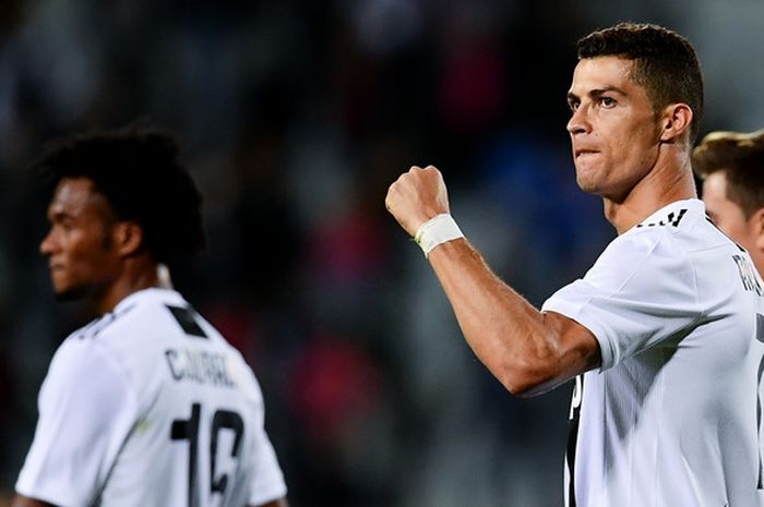 Megabintang Juventus, Cristiano Ronaldo, merayakan kemenangan timnya atas Empoli dalam laga Liga Italia di Stadion Carlo Castellani, Empoli pada 27 Oktober 2018.