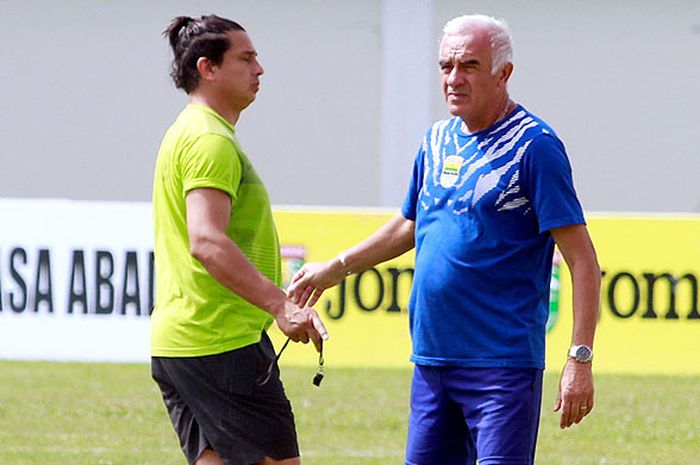 Pelatih Persib, Mario Gomes didampingi asistennya, Fernando Soler berkordinasi saat latihan persiapan jelang pertandingan Liga 1 melawan tuan rumah Mitra Kukar di Stadion AJi Imbut Tenggarong Kabupaten Kutai Kartanegara Kalimantan Timur, Kamis (9/8/2018).