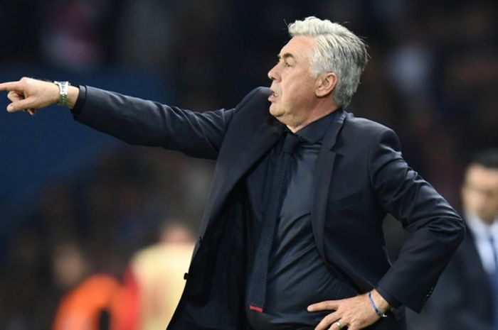 Pelatih Paris Saint-Germain, Carlo Ancelotti, memberikan instruksi kepada anak-anak asuhnya dalam laga Grup B Liga Champions kontra Bayern Muenchen di Stadion Parc des Princes, Paris, Prancis, pada 27 September 2017.