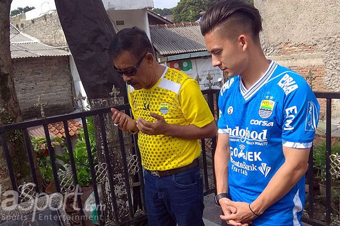 Manajer Persib Bandung, Umuh Muchtar (kiri) dan pemain Persib, Kim Jeffrey Kurniawan (kanan) memanjatkan doa di makam pendiri PSSI, Ir Soeratin di Tempat Pemakaman Umum (TPU) Sirna Raga, Jalan Pajajaran, Kota Bandung, Kamis (19/4/2018).