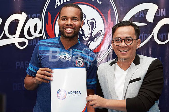 Penyerang Arema FC, Thiago Furtuoso, berpose dengan agennya, Avri Marzeli, saat diperkenalkan di kantor Arema FC, Kota Malang, pada Rabu (10/1/2018) siang.