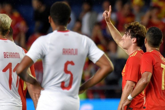 Bek Spanyol, Alvaro Odriozola (kedua dari kanan), merayakan golnya ke gawang Swiss dalam laga persahabatan di Stadion de la Ceramica, Villarreal, Spanyol pada 3 Juni 2018.