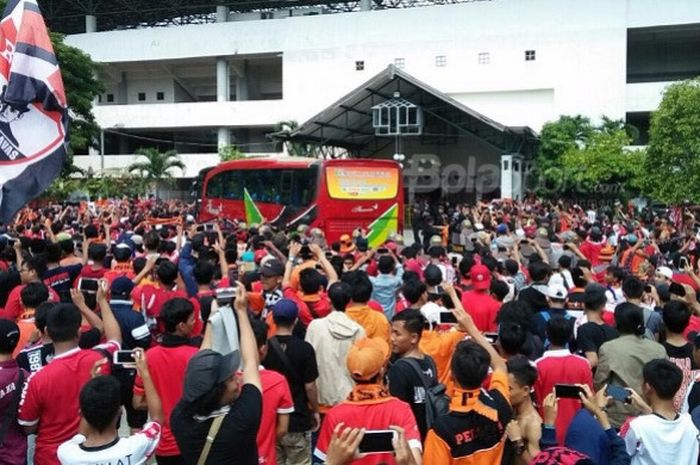 The Jakmania menyambut kedatangan bus yang ditumpangi pemain Persija Jakarta ke Stadion Manahan, Solo, Jawa Tengah, Jumat (3/11/2017)