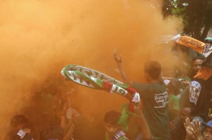  Asap dari smoke bomb yang dinyalakan Bonek setelah mendengar pengakuan Persebaya dari Kongres Tahunan PSSI di mes Persebaya, Jalan Karangayam, Surabaya pada Minggu (8/1/2017).  