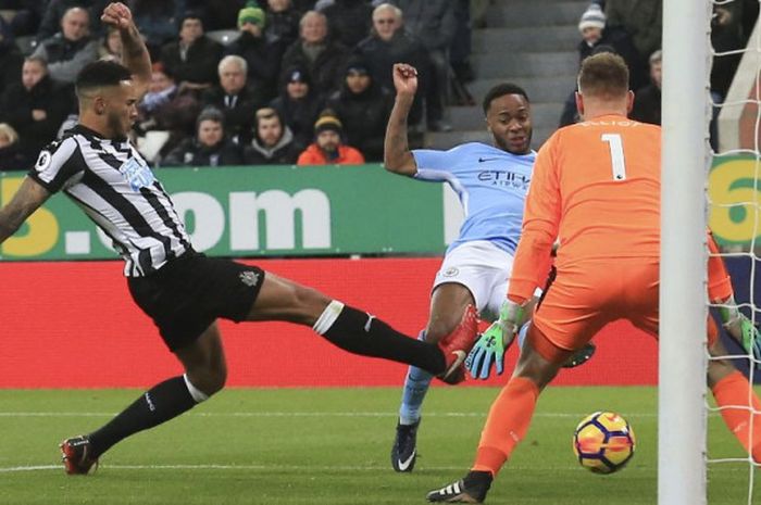 Penyerang Manchester City, Raheem Sterling, mencetak gol ke gawang Newcastle United pada laga Liga Inggris, Rabu (27/12/2017).