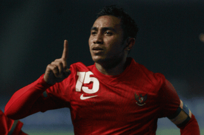    Playmaker Firman Utina saat membela timnas Indonesia di Piala AFF 2010.    