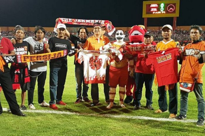 Supoerter Madura United bersama The Jakmania