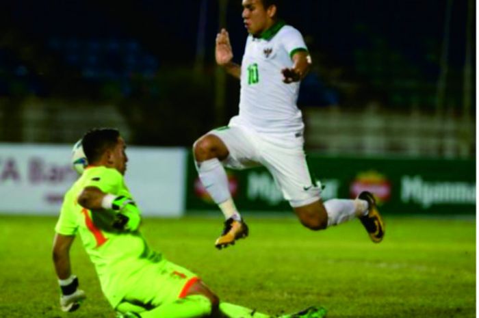 Aksi Quincy Kammeraad saat menghalau tendangan dari Egy Maulana Vikri dalam ajang Piala AFF U-18 2017, Kamis (7/9/2017)