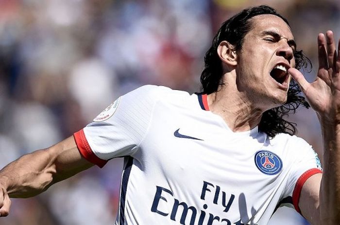 Selebrasi penyerang Paris Saint-Germain, Edinson Cavani, usai mencetak gol saat melawan Lyon dalam laga Piala Liga Prancis di Stadion Saputo, Montreal, pada 1 Agustus 2015.